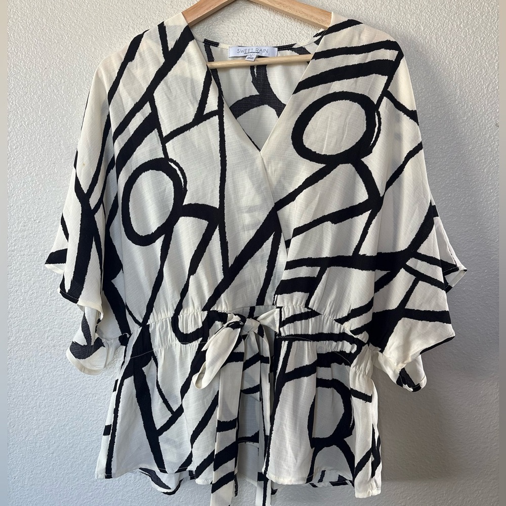 Sweet Rain Black and White Abstract top with waist tie . Lightweight